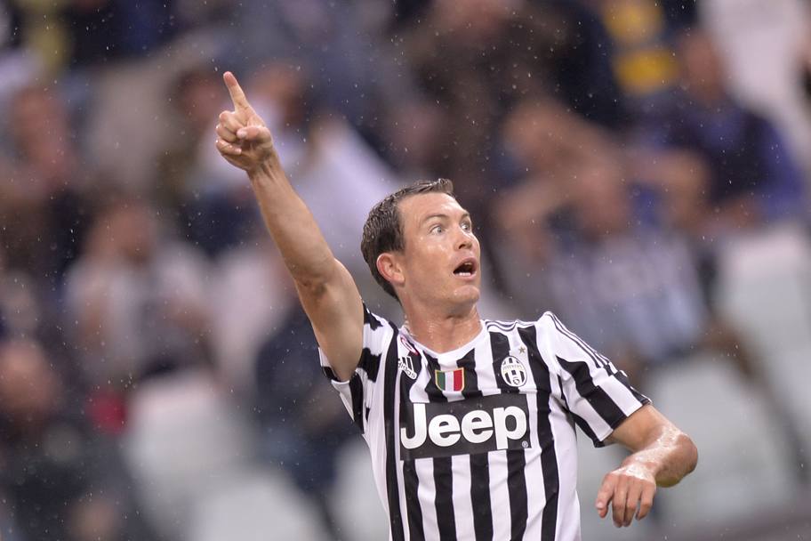 Stephan Lichtsteiner chiama il cambio di gioco: una costante, nella Juventus di Pirlo, di cui oggi si  sentita la mancanza. LaPresse